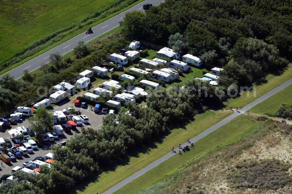 Wustrow from above - Parking Lot and Camping site with caravans and motorhomes in Wustrow in the state of Mecklenburg - Western Pomerania. The site is located on L21 road in the Southwest of the sea resort Wustrow
