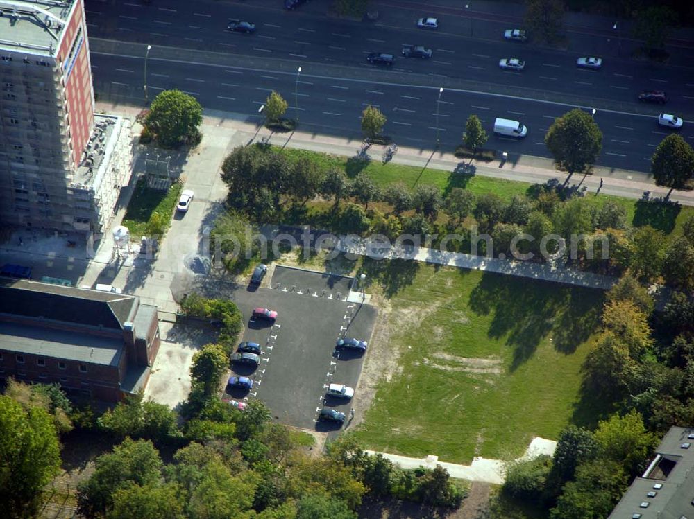 Berlin from the bird's eye view: 13.10.2004 Blick auf den Parkplatz auf dem Gelände der Abrissfläche der Howoge in der Frankfurter Allee 110 in Berlin-Lichtenberg.