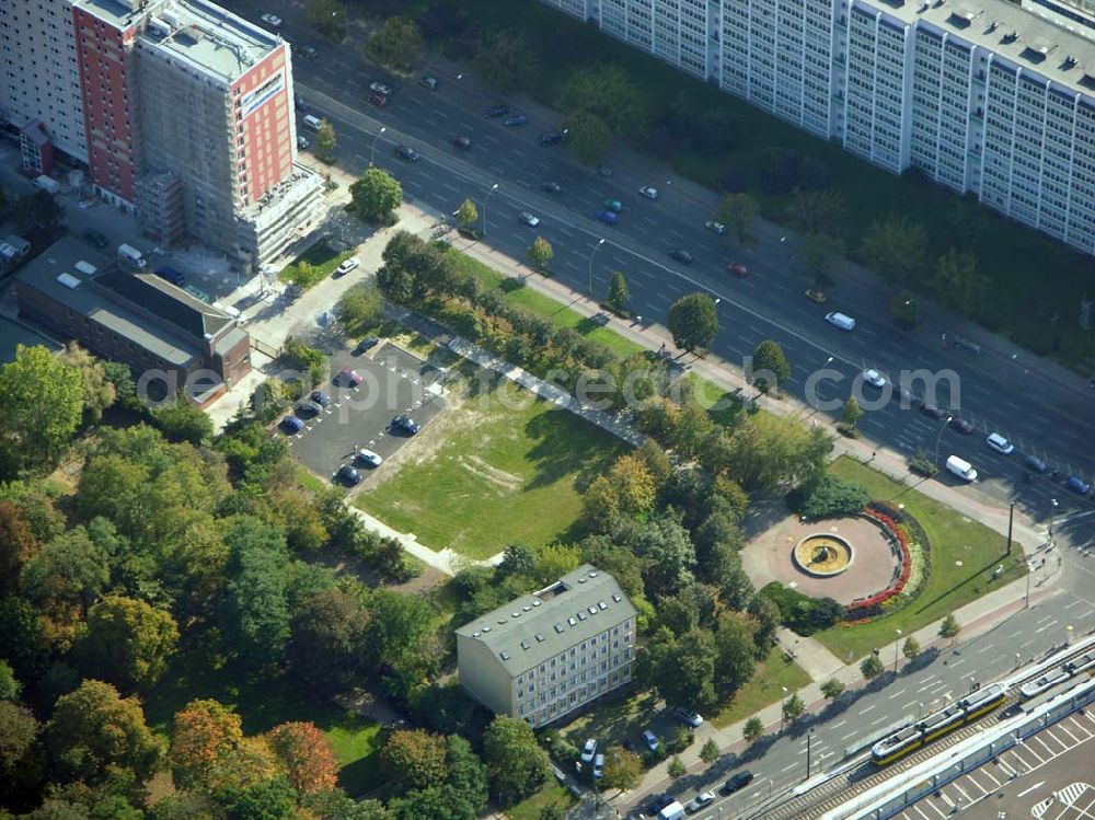 Aerial image Berlin - 13.10.2004 Blick auf den Parkplatz auf dem Gelände der Abrissfläche der Howoge in der Frankfurter Allee 110 in Berlin-Lichtenberg.