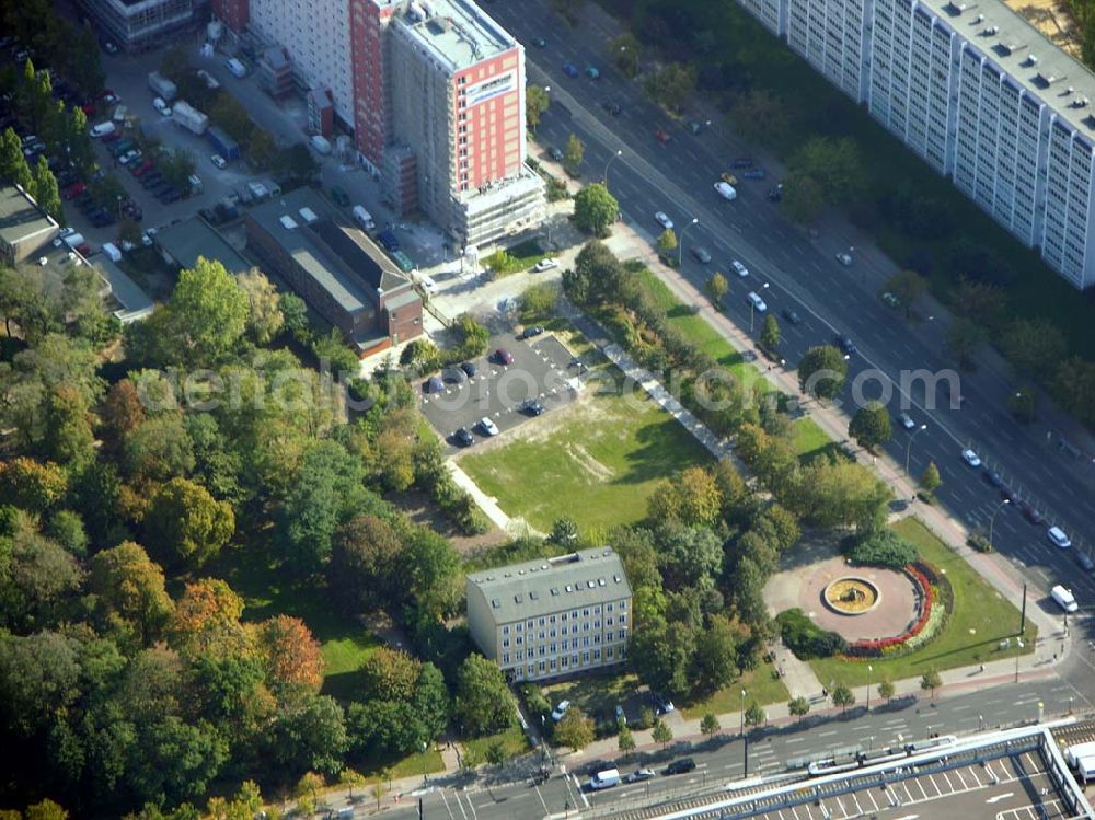 Aerial photograph Berlin - 13.10.2004 Blick auf den Parkplatz auf dem Gelände der Abrissfläche der Howoge in der Frankfurter Allee 110 in Berlin-Lichtenberg.