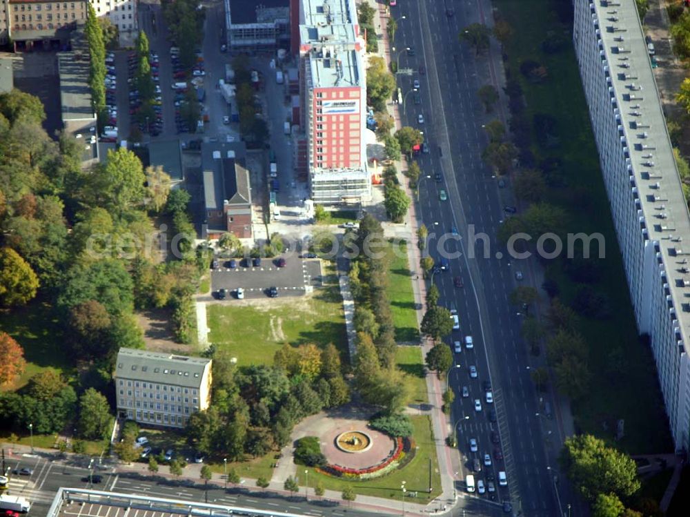 Berlin from the bird's eye view: 13.10.2004 Blick auf den Parkplatz auf dem Gelände der Abrissfläche der Howoge in der Frankfurter Allee 110 in Berlin-Lichtenberg.