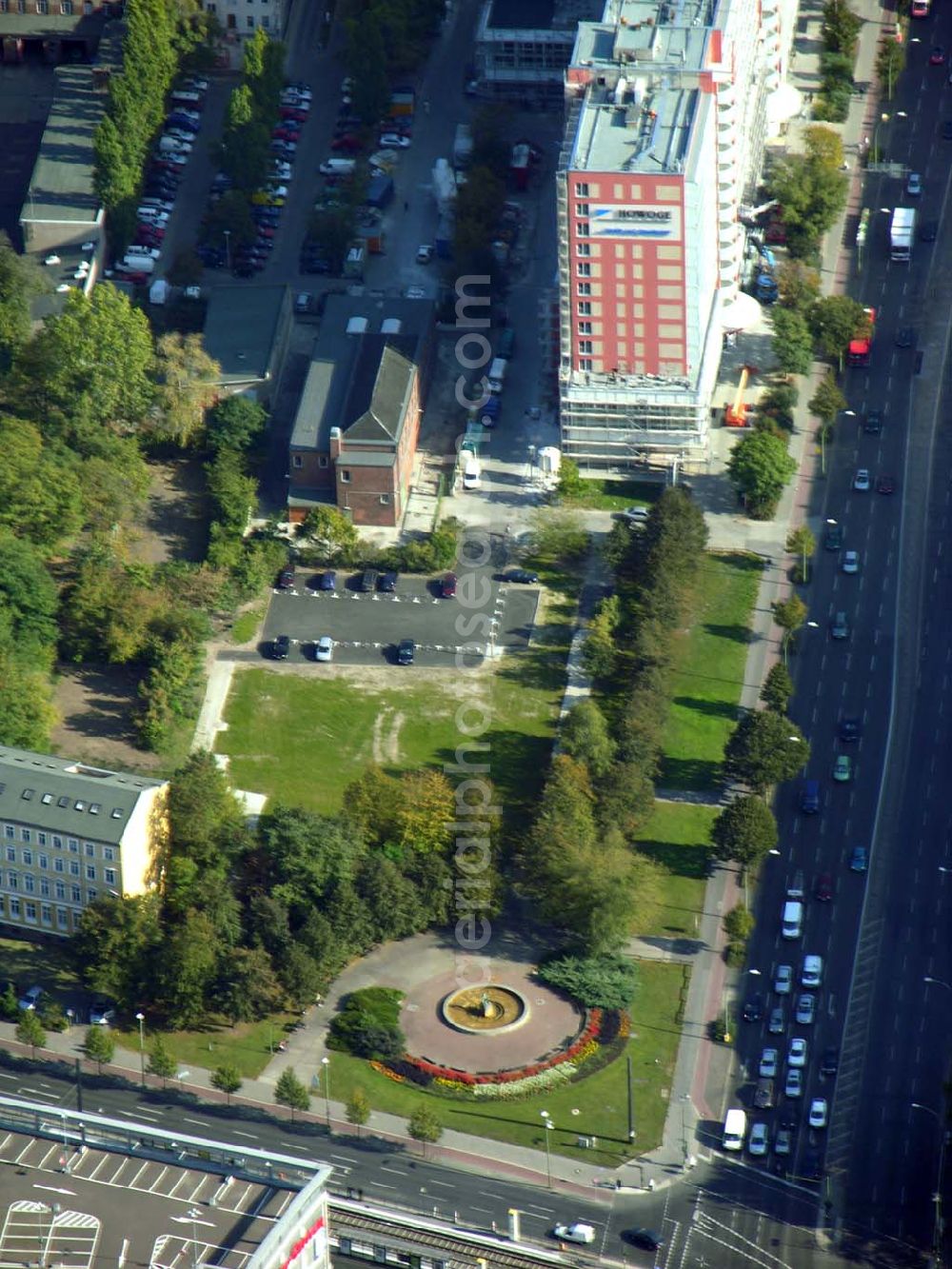 Aerial image Berlin - 13.10.2004 Blick auf den Parkplatz auf dem Gelände der Abrissfläche der Howoge in der Frankfurter Allee 110 in Berlin-Lichtenberg.