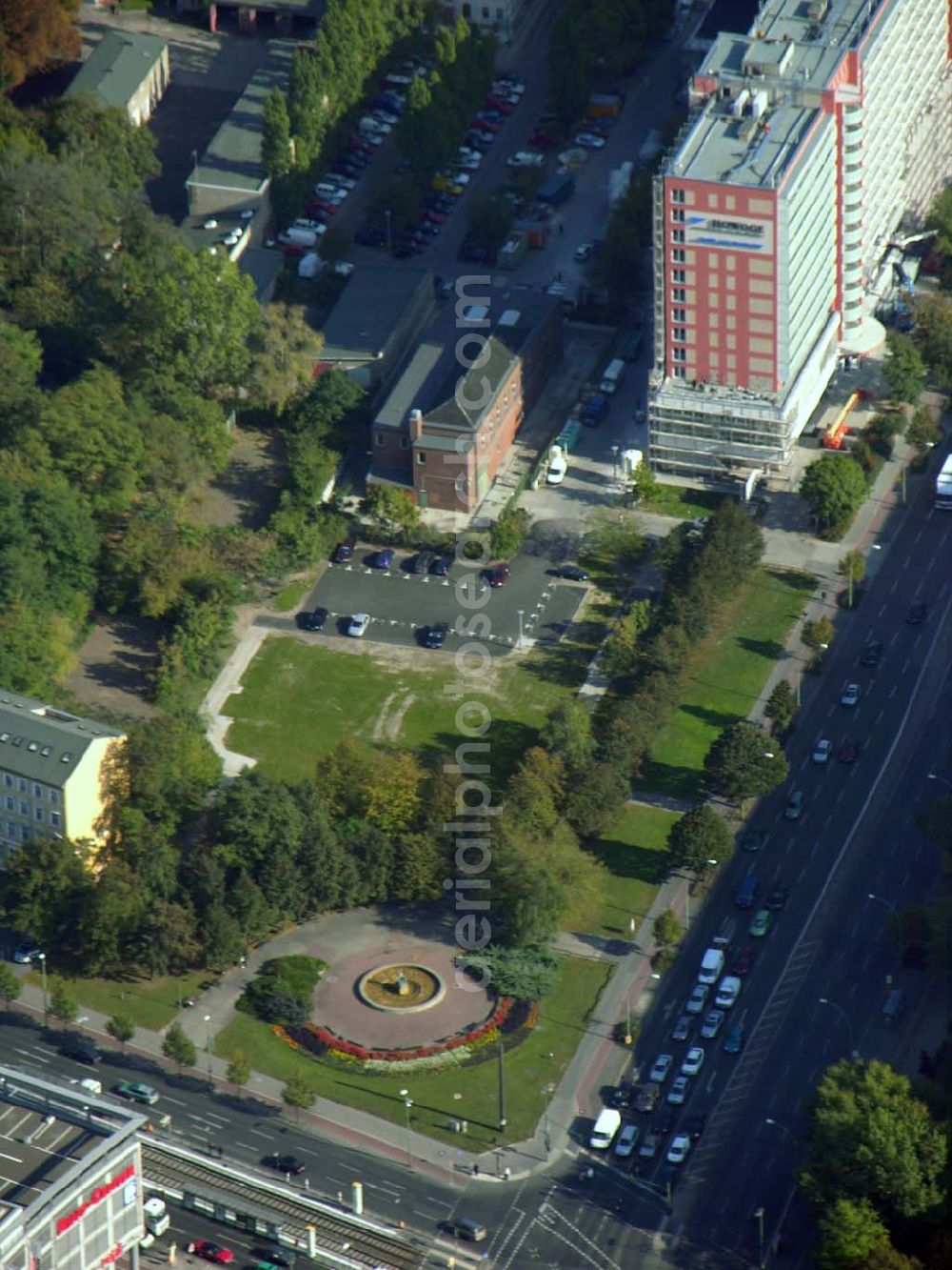 Aerial photograph Berlin - 13.10.2004 Blick auf den Parkplatz auf dem Gelände der Abrissfläche der Howoge in der Frankfurter Allee 110 in Berlin-Lichtenberg.