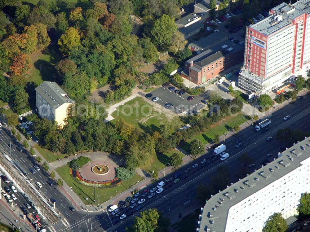 Berlin from the bird's eye view: 13.10.2004 Blick auf den Parkplatz auf dem Gelände der Abrissfläche der Howoge in der Frankfurter Allee 110 in Berlin-Lichtenberg.