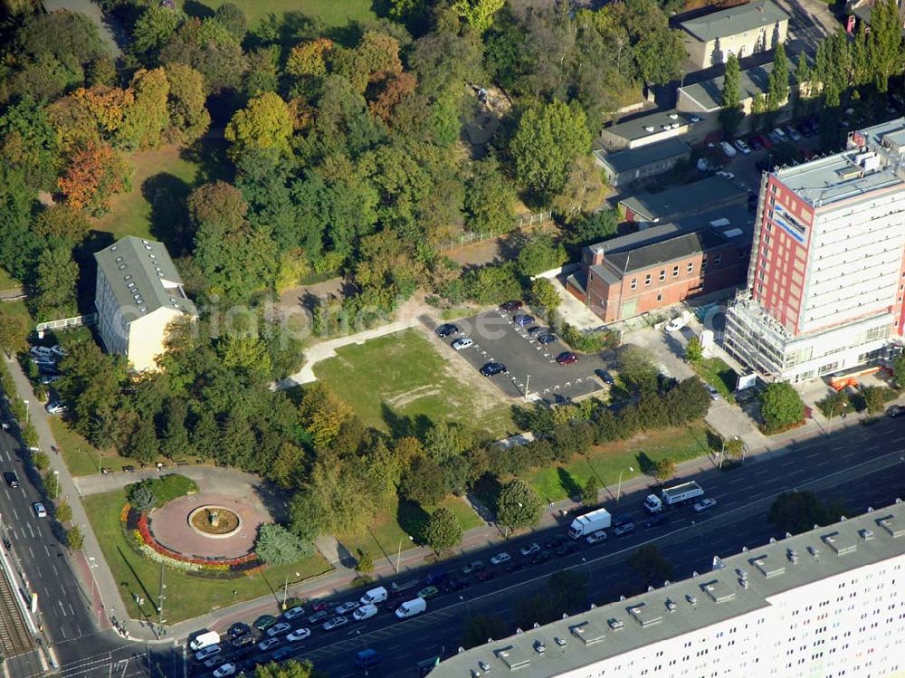 Aerial image Berlin - 13.10.2004 Blick auf den Parkplatz auf dem Gelände der Abrissfläche der Howoge in der Frankfurter Allee 110 in Berlin-Lichtenberg.