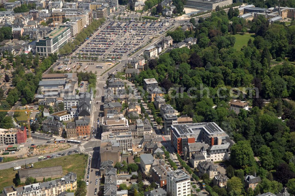 Aerial photograph Luxemburg - Blick auf den Parkplatz Glacis am Boulevard Robert Schuman.