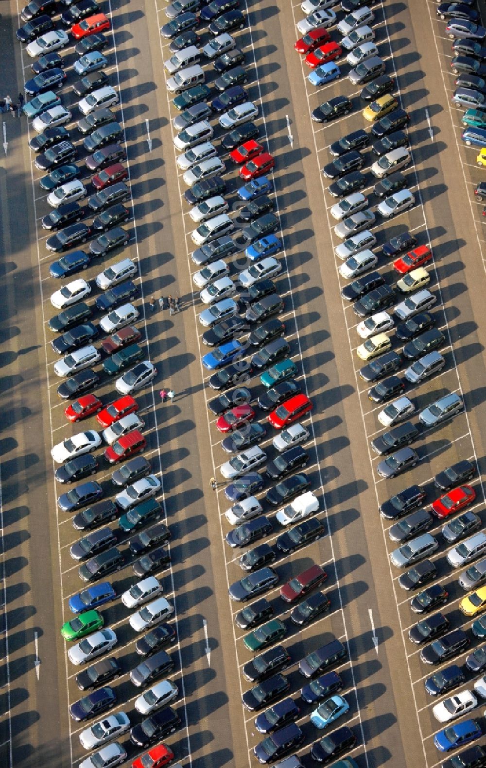 Aerial image Bottrop OT Feldhausen - View of the car park of the Movie park Germany in the district Feldhausen in Bottrop in the state North Rhine-Westphalia