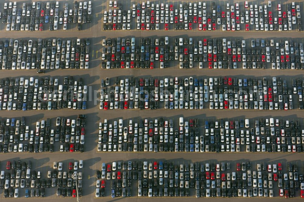 Aerial photograph Duisburg - Parked cars - new cars in a parking lot of a motor vehicle importer in the new car trade in Duisburg in North Rhine-Westphalia