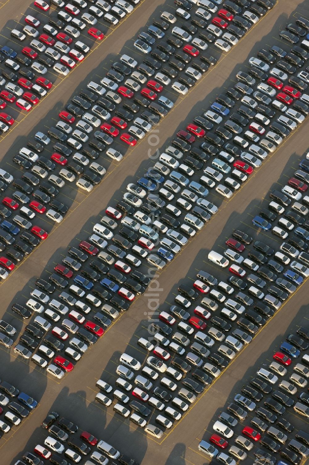 Duisburg from the bird's eye view: Parked cars - new cars in a parking lot of a motor vehicle importer in the new car trade in Duisburg in North Rhine-Westphalia