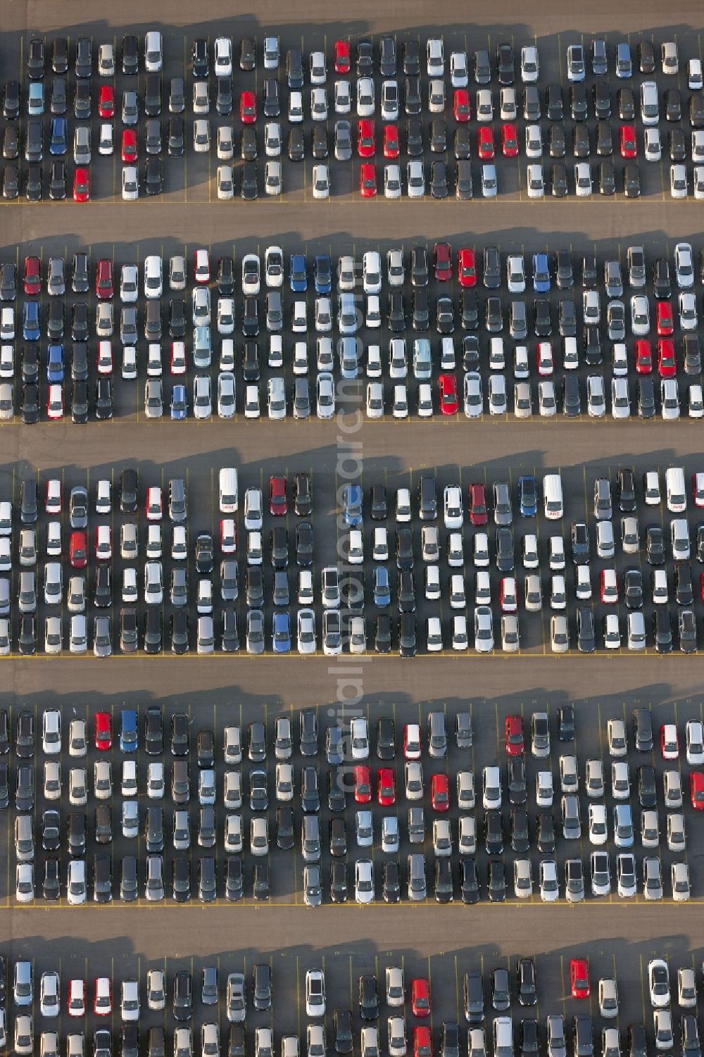 Aerial image Duisburg - Parked cars - new cars in a parking lot of a motor vehicle importer in the new car trade in Duisburg in North Rhine-Westphalia