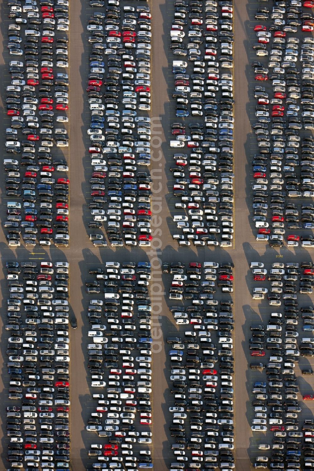 Aerial photograph Duisburg - Parked cars - new cars in a parking lot of a motor vehicle importer in the new car trade in Duisburg in North Rhine-Westphalia