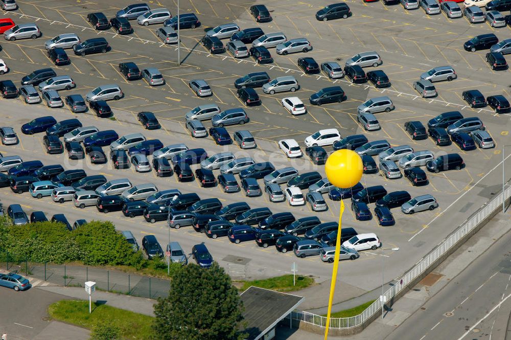 Bochum from above - Der Parkplatz des Opel-Werks Adam Opel GmbH Werk Bochum I in Bochum in Nordrhein-Westfalen. Das Werk steht auf dem Betriebsgelände der ehemaligen Zeche Dannenbaum. The parking area of the factory of Adam Opel GmbH Werk Bochum I in Bochum in North Rhine-Westphalia. This is the former coal mine Dannenbaum.