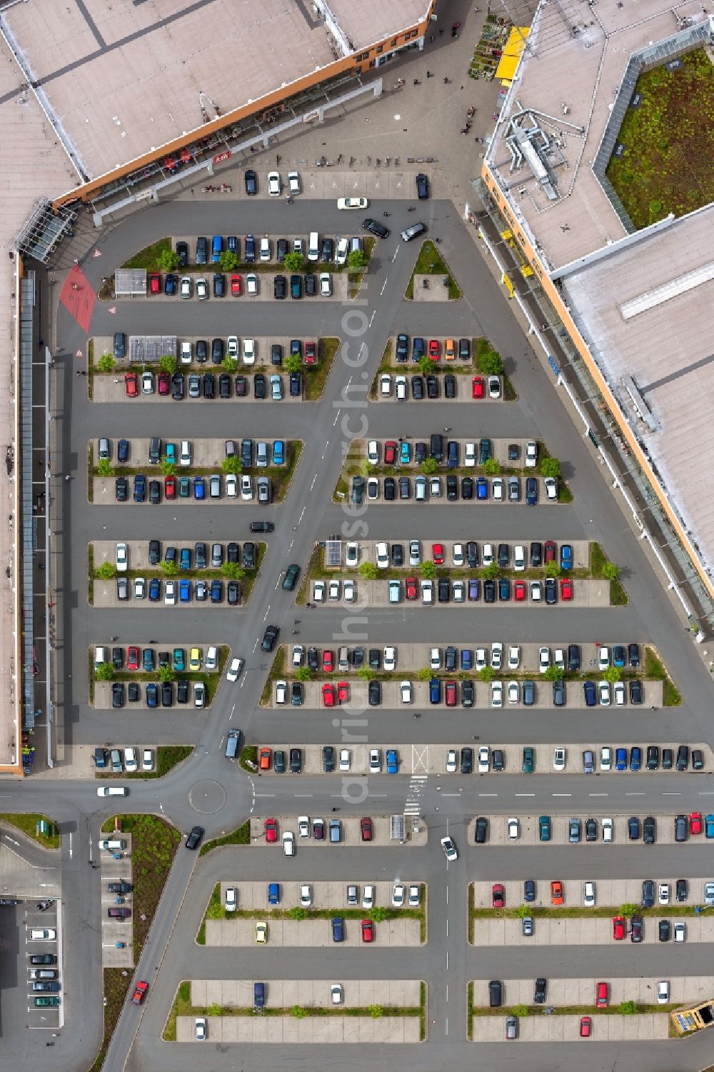 Aerial photograph Oberhausen - Parking on Sterkrader shopping center in Oberhausen in North Rhine-Westphalia