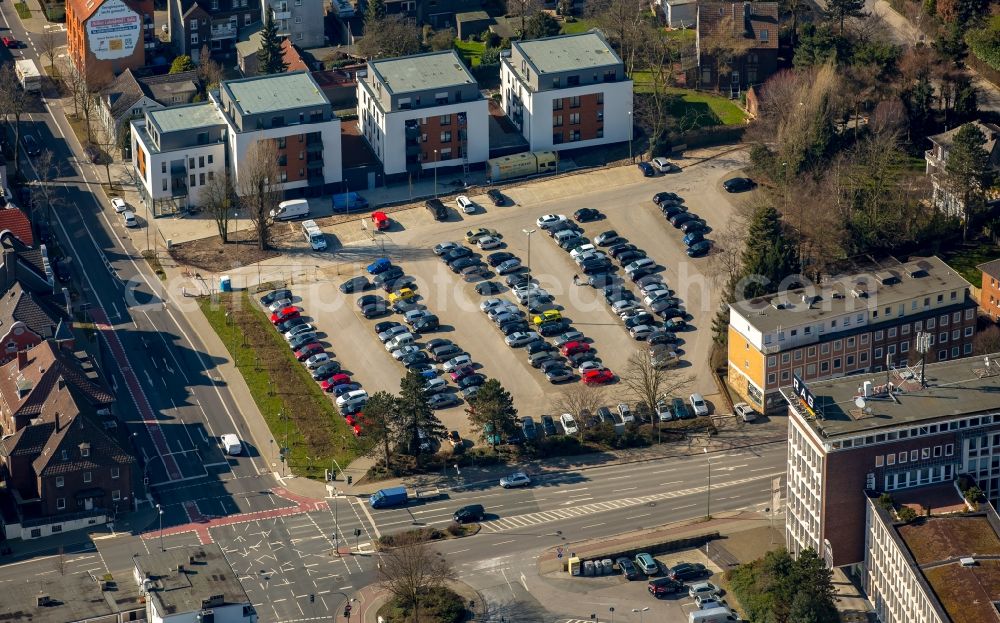 Aerial photograph Bottrop - Parking lot at the residential area of a multi-family house settlement on Sterkrader Strasse in Bottrop in the state of North Rhine-Westphalia