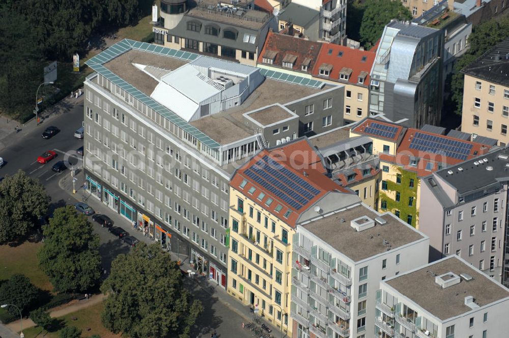 Berlin from the bird's eye view: Party central office / federal office of the party Buendnis 90 / Die Gruenen at the street Platz vor dem Neuen Tor in Berlin-Mitte