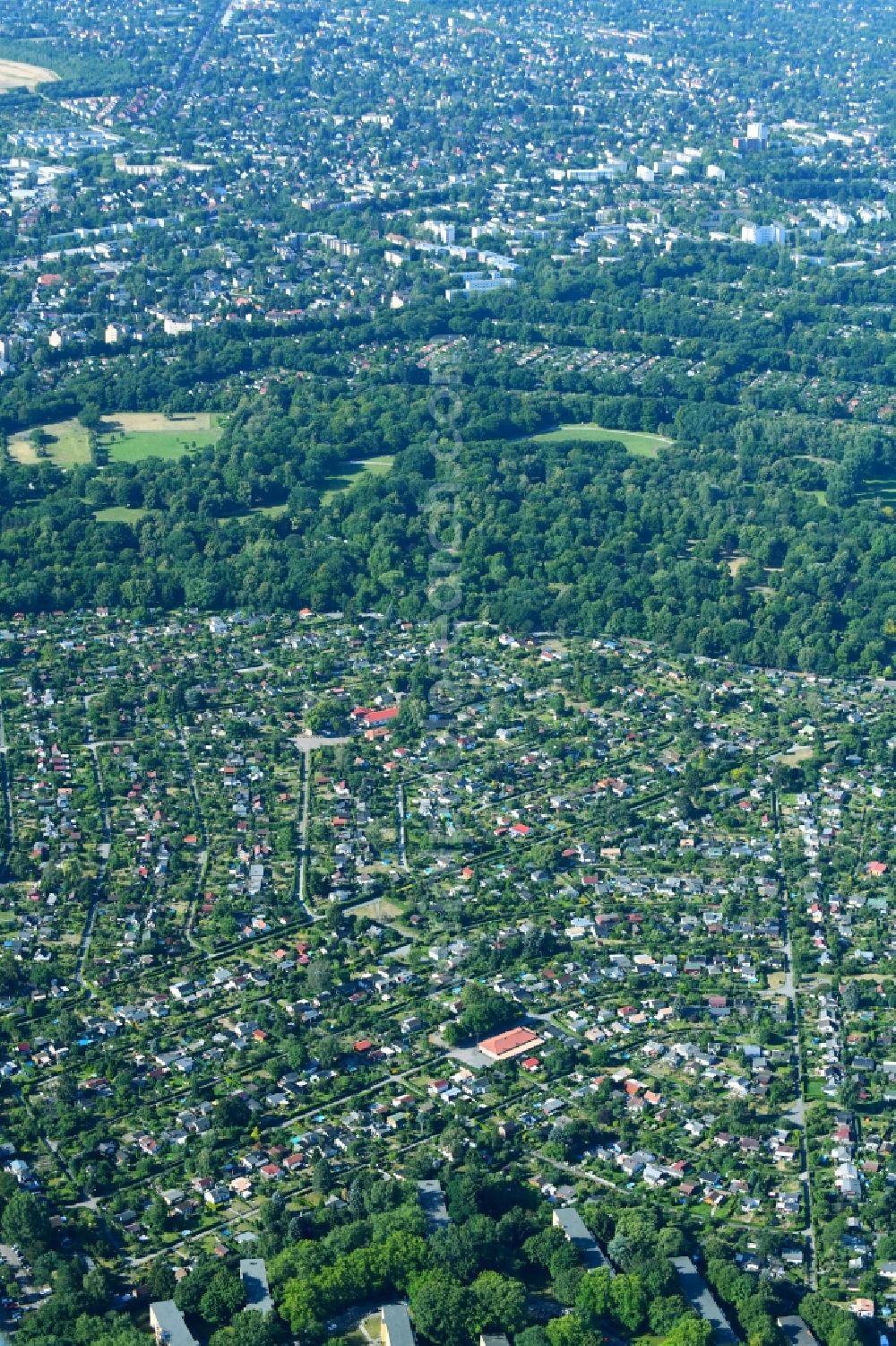 Aerial image Berlin - Parcel of a small garden on Buckower Donm in the district Neukoelln in Berlin, Germany