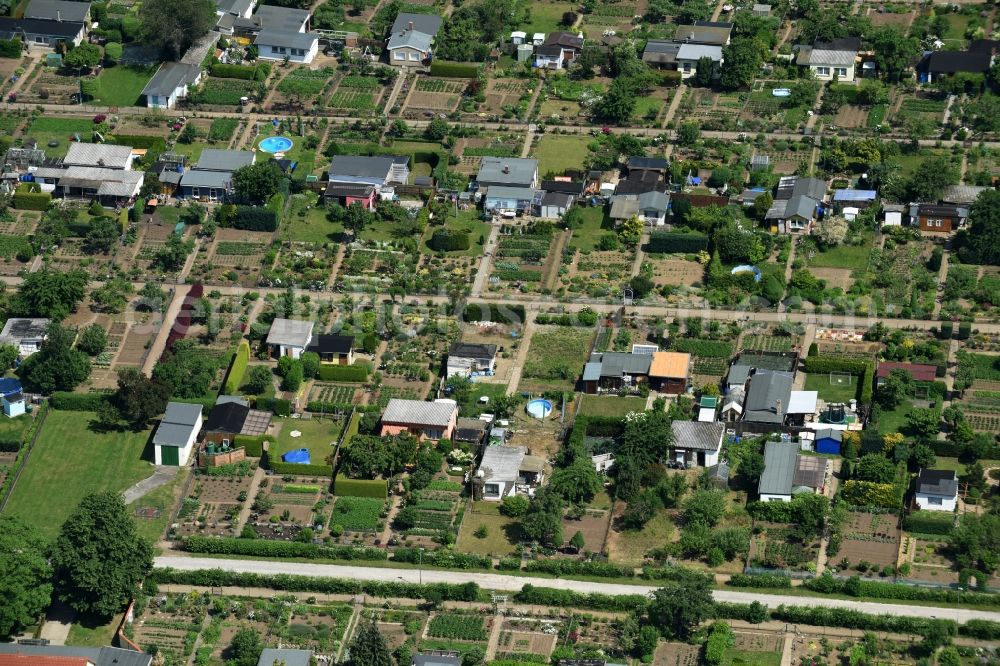 Aerial image Calbe (Saale) - Parcel of a small garden between Grosse Muehlenbreite und Bahnhofstreet in Calbe (Saale) in the state Saxony-Anhalt