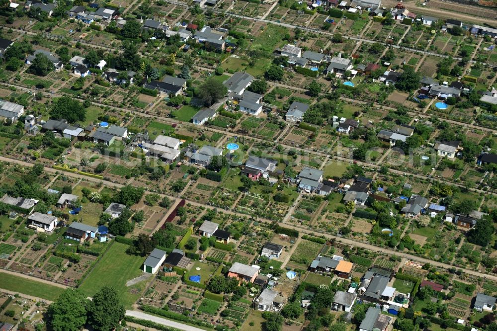 Calbe (Saale) from above - Parcel of a small garden between Grosse Muehlenbreite und Bahnhofstreet in Calbe (Saale) in the state Saxony-Anhalt