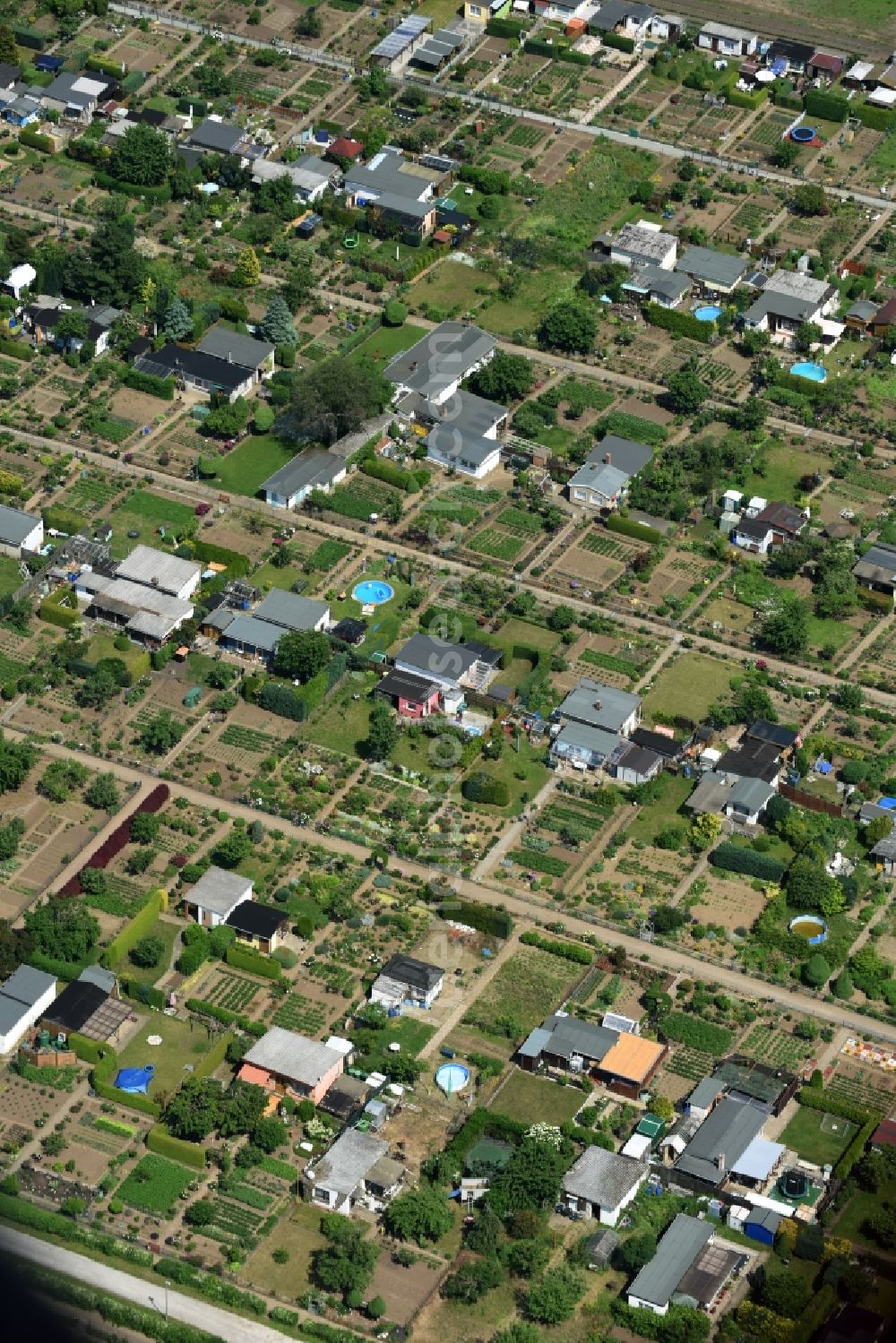 Aerial image Calbe (Saale) - Parcel of a small garden between Grosse Muehlenbreite und Bahnhofstreet in Calbe (Saale) in the state Saxony-Anhalt