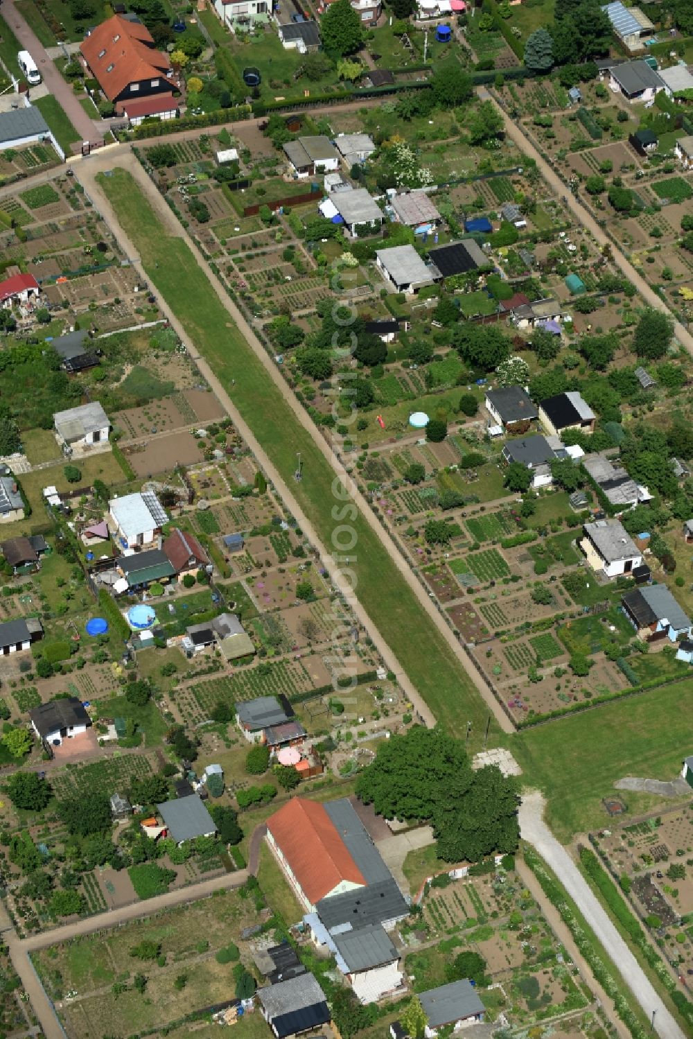 Aerial photograph Calbe (Saale) - Parcel of a small garden between Grosse Muehlenbreite und Bahnhofstreet in Calbe (Saale) in the state Saxony-Anhalt