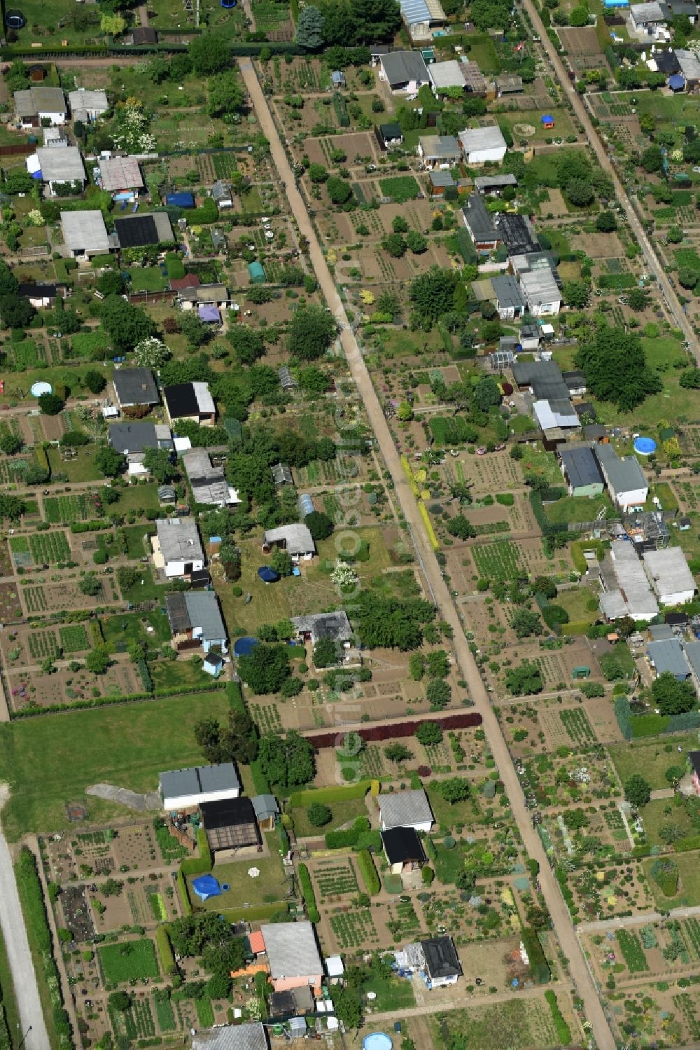 Calbe (Saale) from above - Parcel of a small garden between Grosse Muehlenbreite und Bahnhofstreet in Calbe (Saale) in the state Saxony-Anhalt