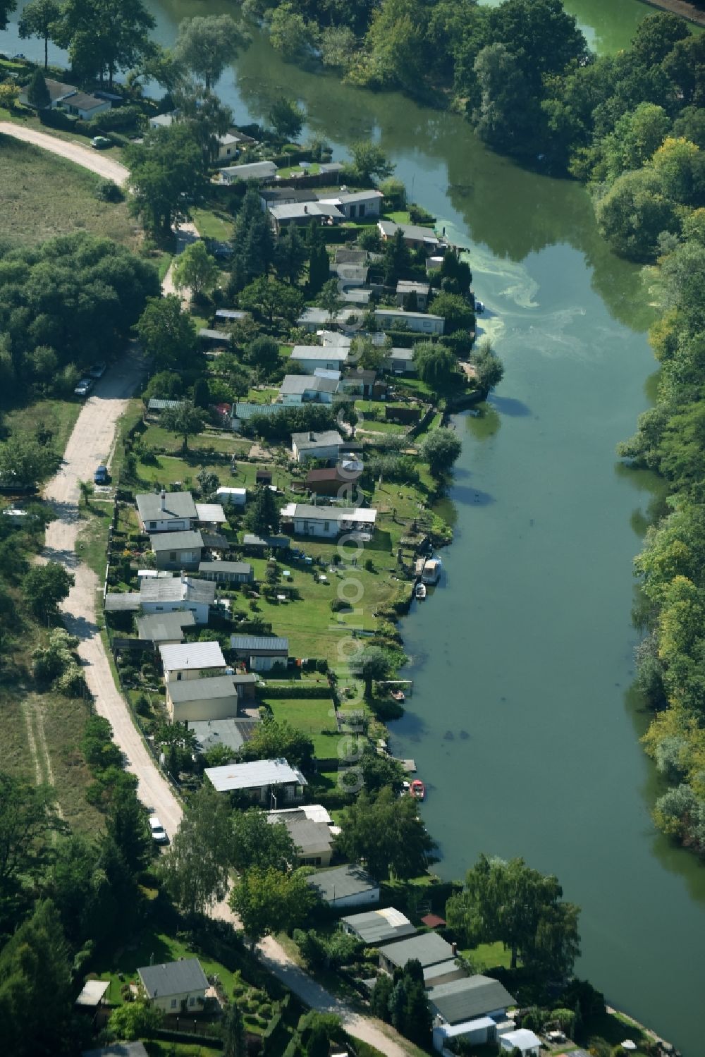 Rathenow from the bird's eye view: Parcel of a small garden along the river course of Grosse Archen in Rathenow in the state Brandenburg