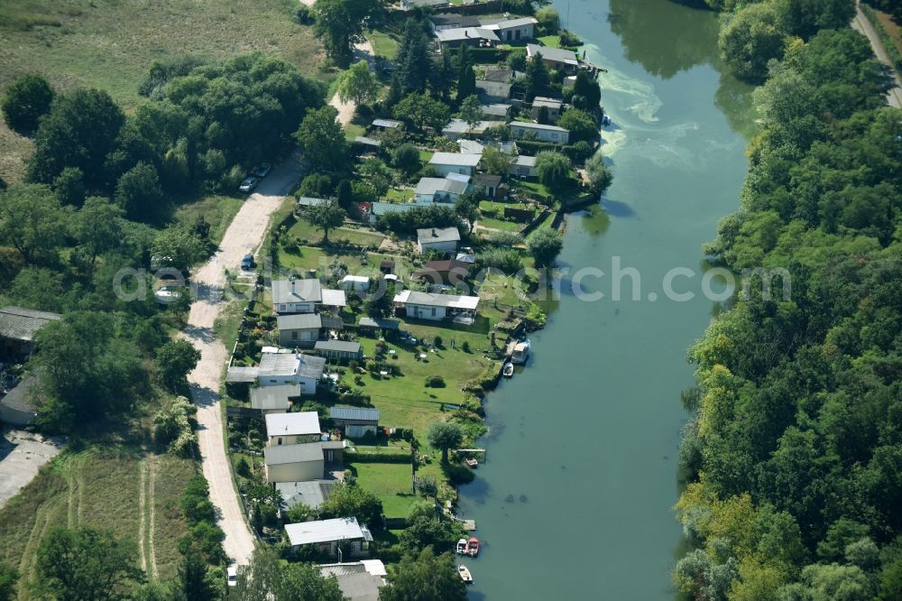 Aerial image Rathenow - Parcel of a small garden along the river course of Grosse Archen in Rathenow in the state Brandenburg