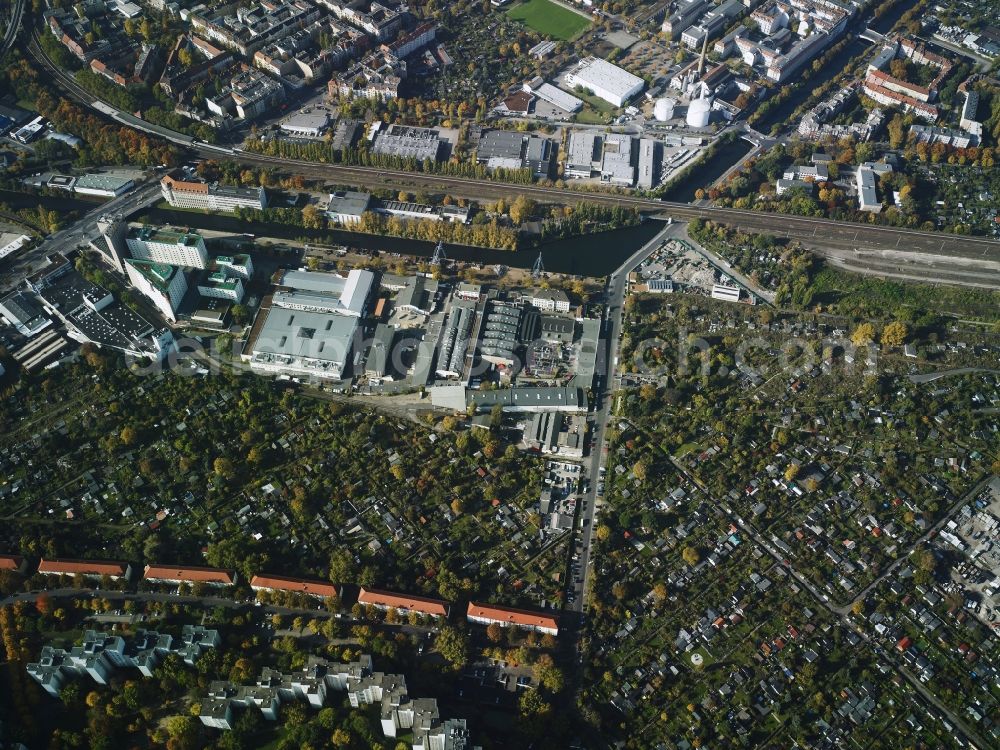 Berlin from above - Parcel of a small garden and a settlement at the Sonnenallee and Aronstrasse in Berlin