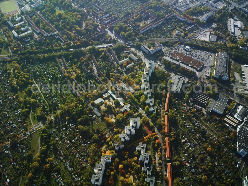 Berlin from the bird's eye view: Parcel of a small garden and a settlement at the Sonnenallee and Aronstrasse in Berlin