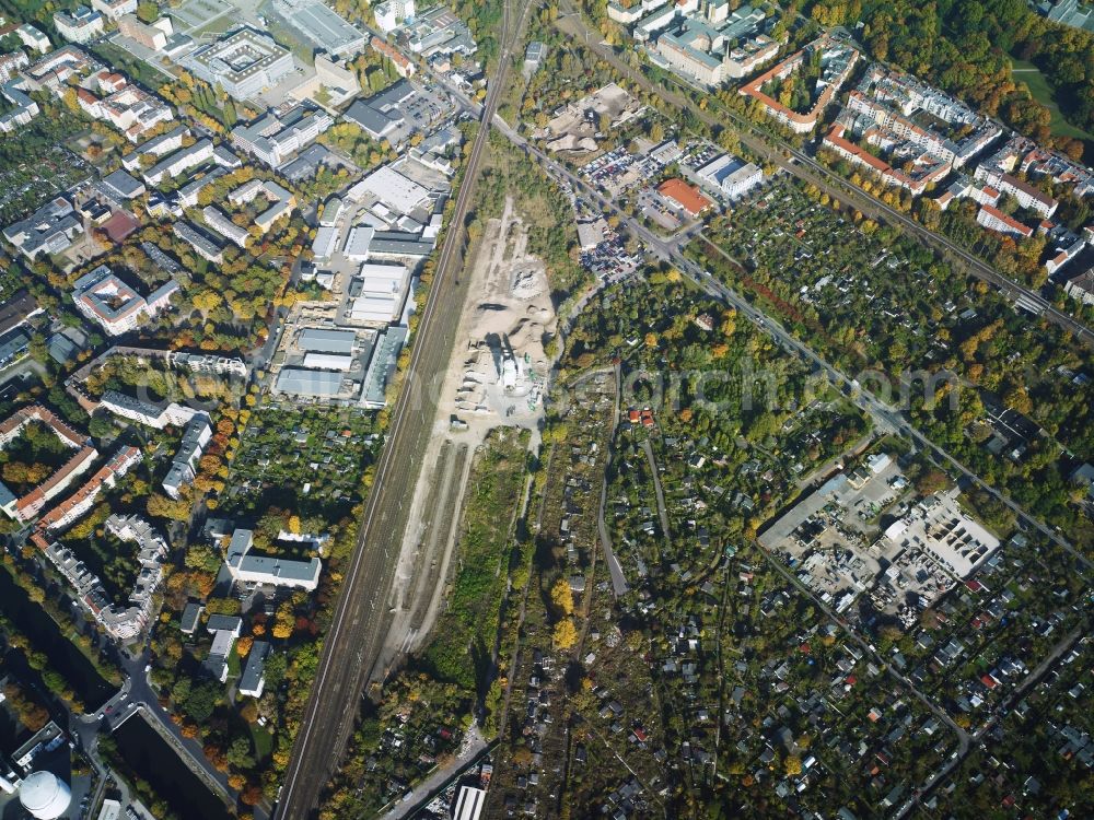 Berlin from the bird's eye view: Parcel of a small garden and a settlement at the Kiefholzstrasse and Treptower street in Berlin