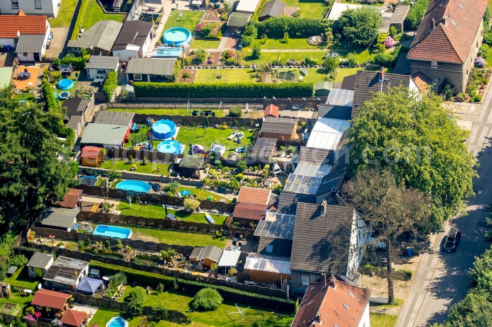 Aerial image Gladbeck - Ruins of a small garden with pool, hedges and fences at the Berkenstock street in Gladbeck in North Rhine-Westfalenan