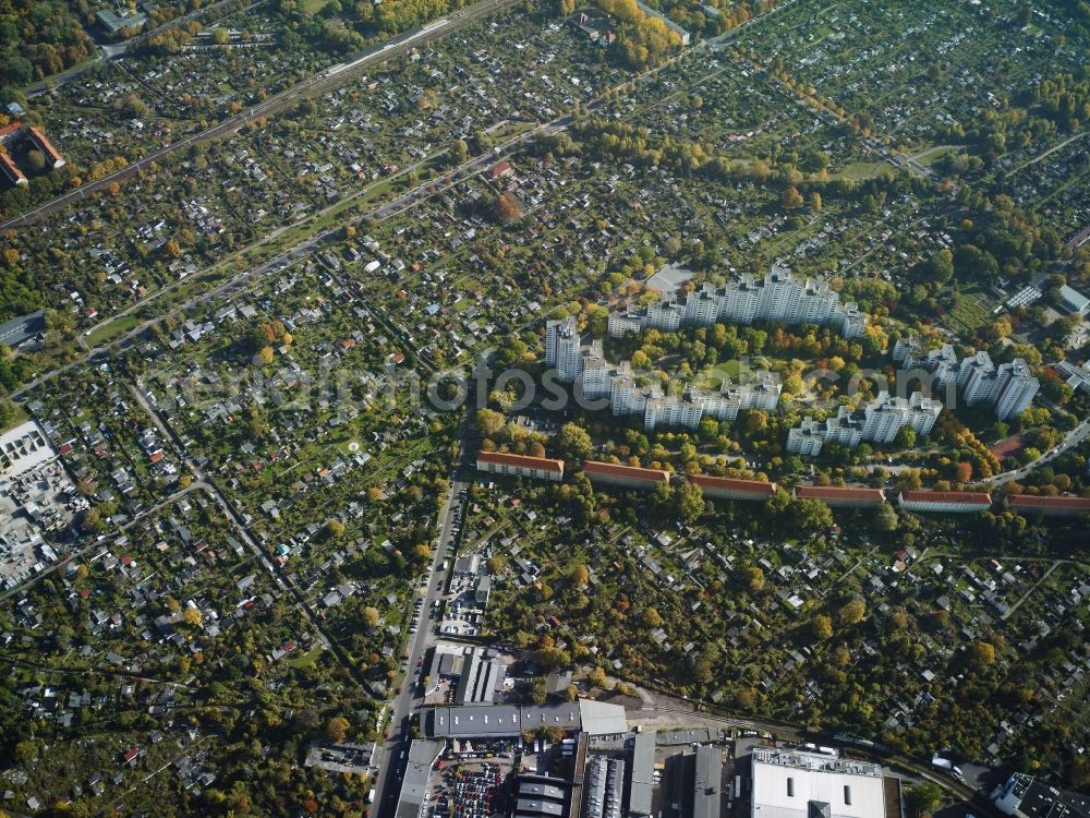 Aerial photograph Berlin - Parcel of a small garden and a settlement at the Kiefholzstrasse, Dammweg and Aronstrasse in Berlin