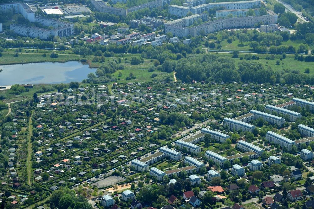 Aerial image Berlin - Parcel of a small garden Kleingartenverein Am Kienberg e.V. on Joachim-Ringelnatz-Strasse in the district Hellersdorf in Berlin, Germany