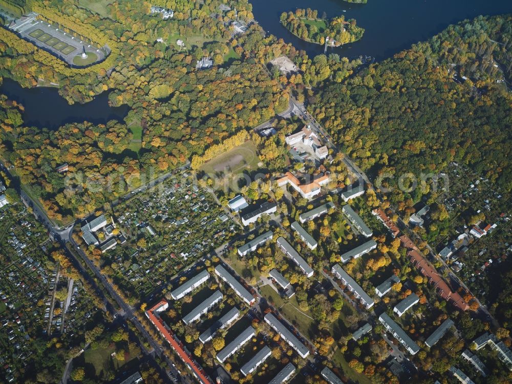 Berlin from the bird's eye view: Parcel of a small garden and a settlement at the Koepenicker Landstrasse and Neue Krugallee in Berlin