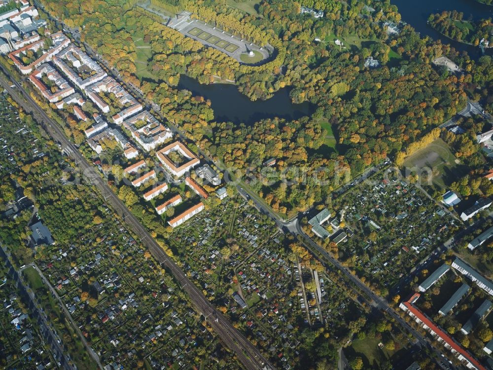 Aerial photograph Berlin - Parcel of a small garden and a settlement at the Treptower Park and the Stuckstrasse in Berlin