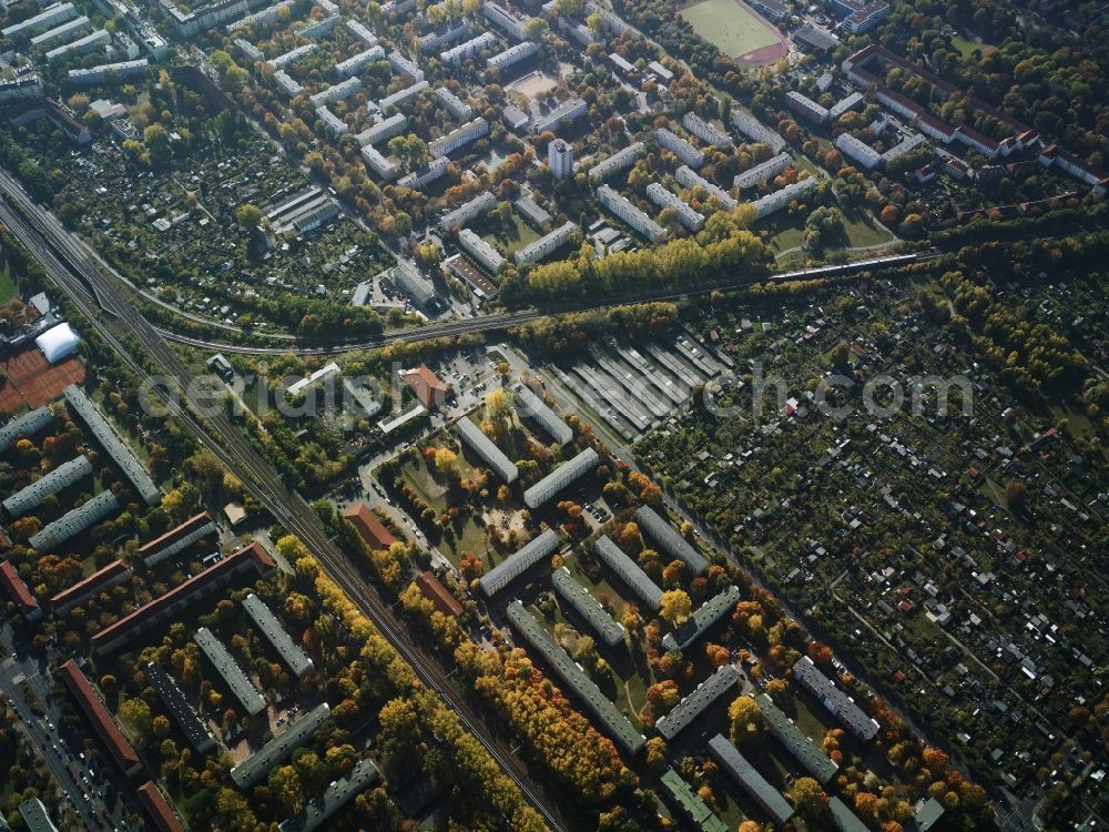 Berlin from above - Parcel of a small garden and a settlement at the Erich-Lodemann-Strasse and Kiefholzstrasse in Berlin