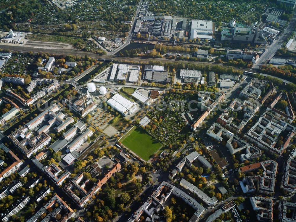 Berlin from the bird's eye view: Parcel of a small garden and a settlement at the Sonnenallee, Weigandufer and Ederstrasse in Berlin