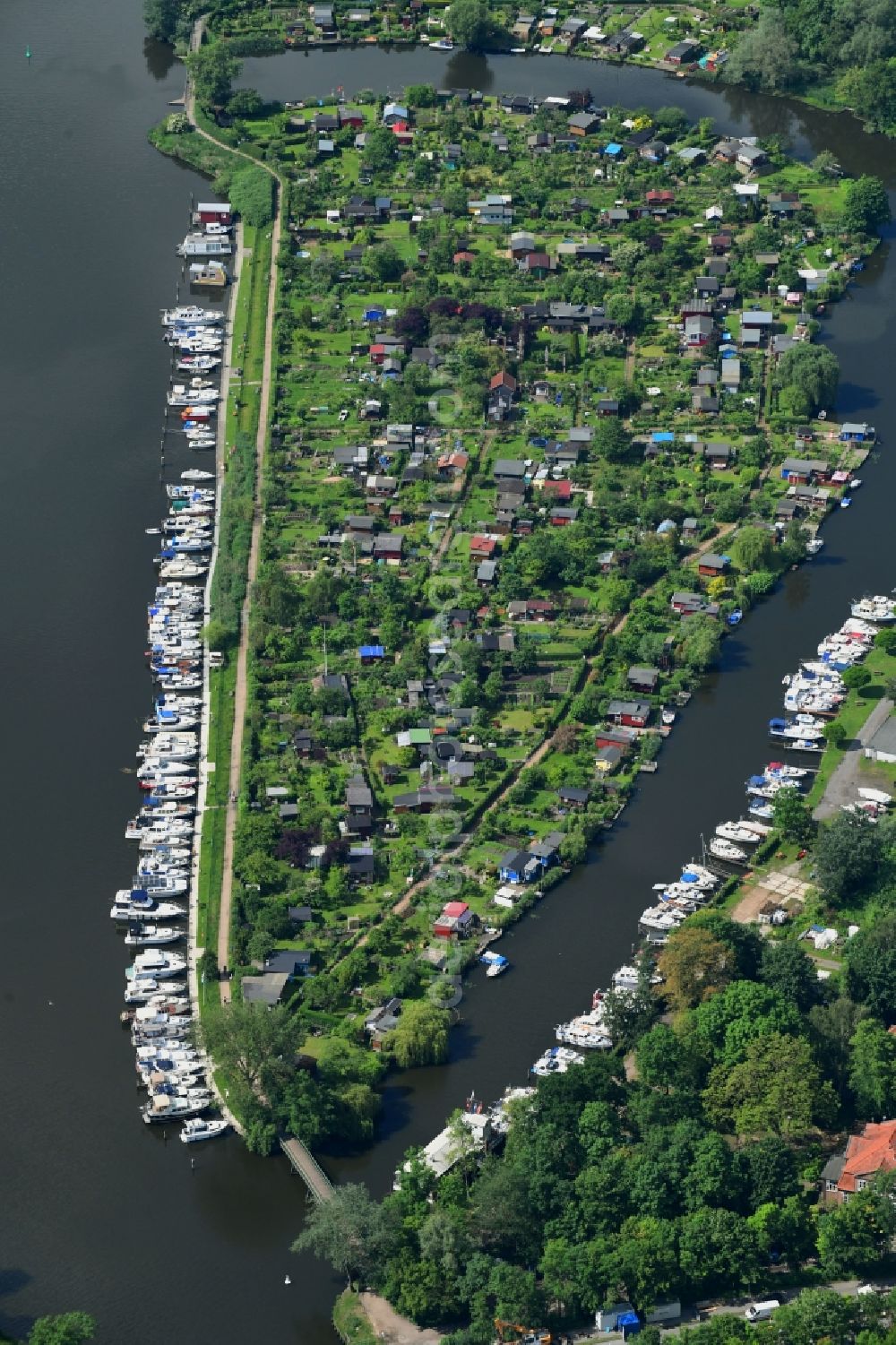 Lübeck from the bird's eye view: Parcel of a small garden on shore river Alte Trave in the district Sankt Lorenz Sued in Luebeck in the state Schleswig-Holstein, Germany