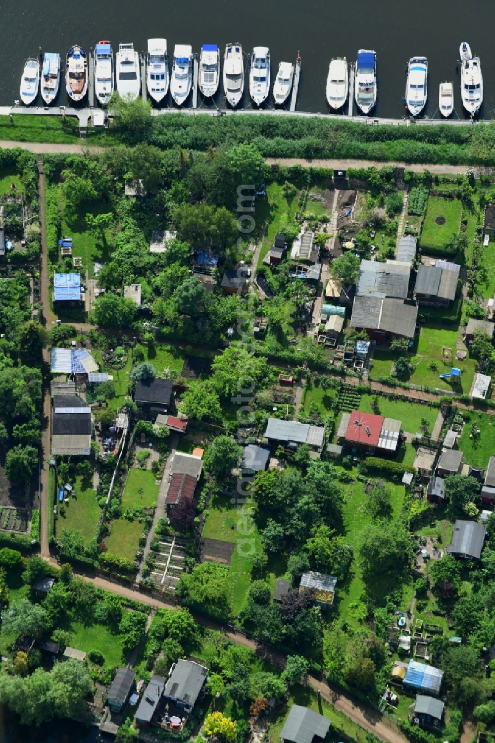 Lübeck from the bird's eye view: Parcel of a small garden on shore river Alte Trave in the district Sankt Lorenz Sued in Luebeck in the state Schleswig-Holstein, Germany