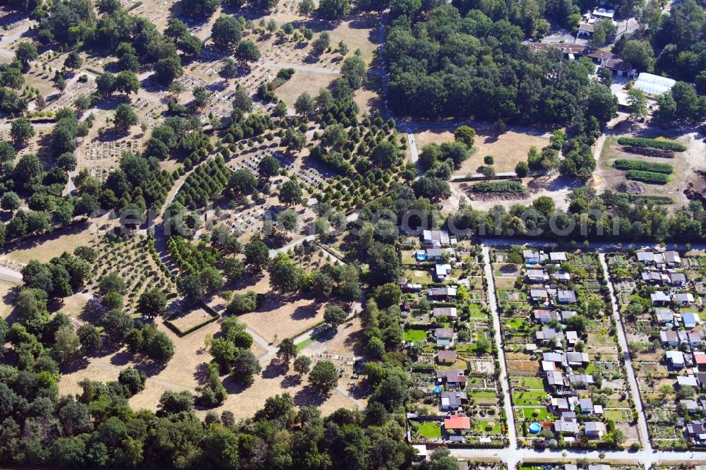 Aerial image Wolfsburg - Parcel of a small garden on Werderstrasse ongrenzend zum Nordfriedhof in the district Nordstadt in Wolfsburg in the state Lower Saxony, Germany