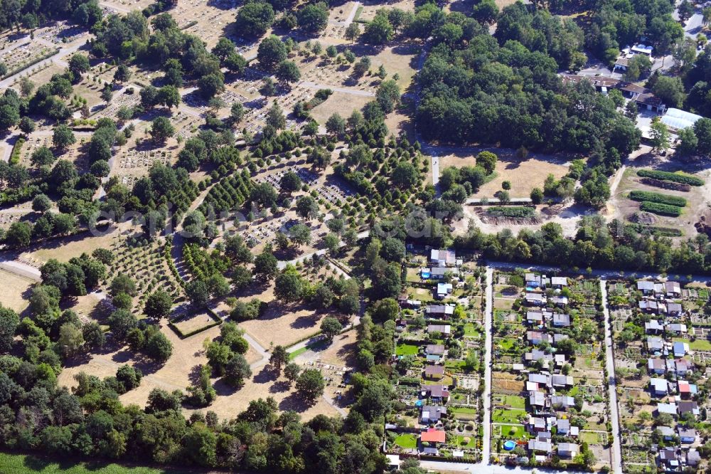 Wolfsburg from above - Parcel of a small garden on Werderstrasse ongrenzend zum Nordfriedhof in the district Nordstadt in Wolfsburg in the state Lower Saxony, Germany