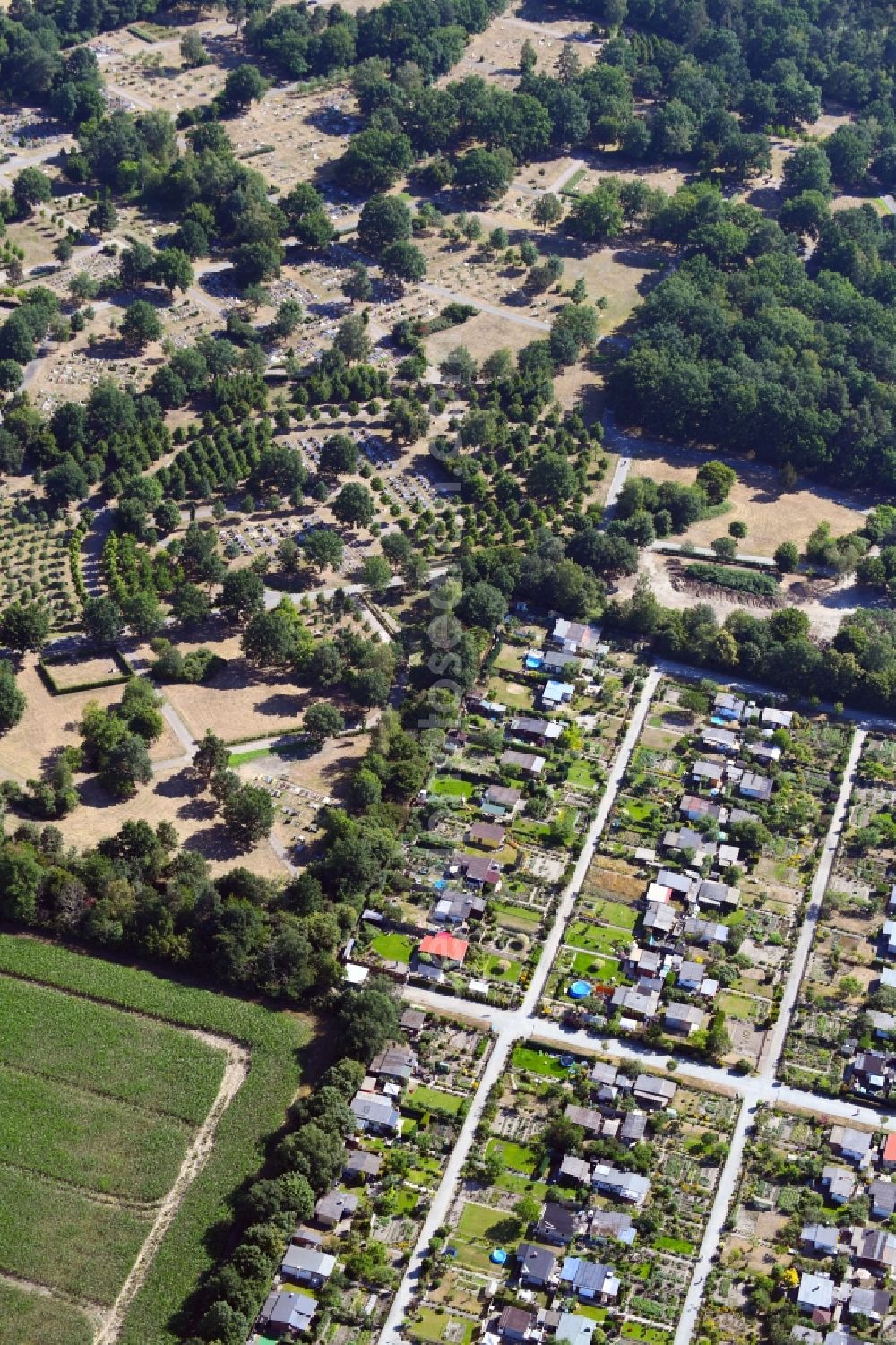 Wolfsburg from the bird's eye view: Parcel of a small garden on Werderstrasse ongrenzend zum Nordfriedhof in the district Nordstadt in Wolfsburg in the state Lower Saxony, Germany