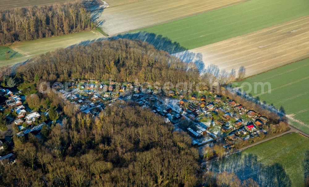 Aerial photograph Hamm - Parcel of the small garden Zur schoenen Aussicht surrounded by forest at the edge of a residential area and agricultural land in Zur Schoenen Aussicht in Hamm in the state North Rhine-Westphalia