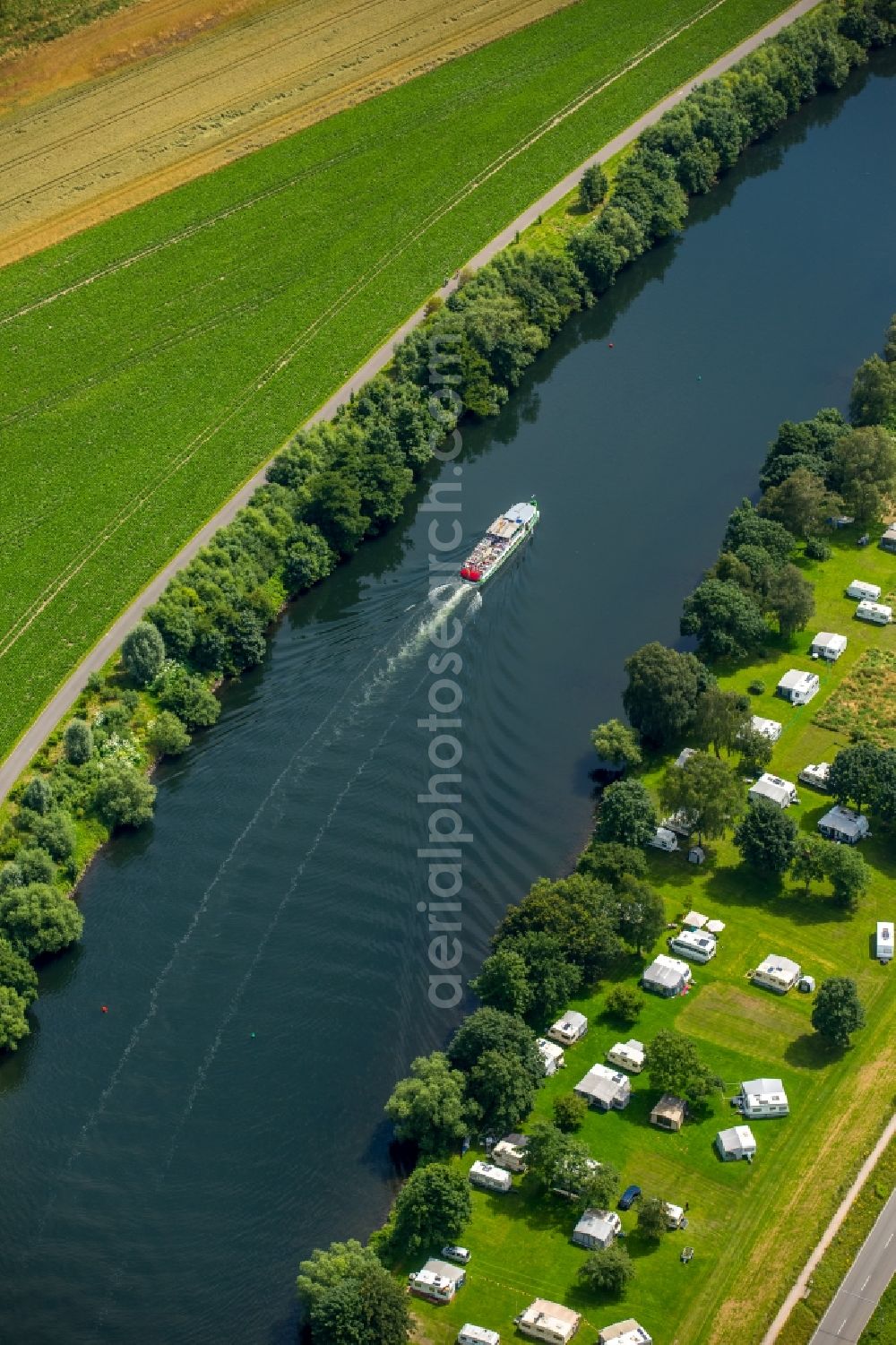 Mülheim an der Ruhr from the bird's eye view: Passenger ship in trip on the course of the river of the Ruhr in Muelheim on the Ruhr in the state North Rhine-Westphalia