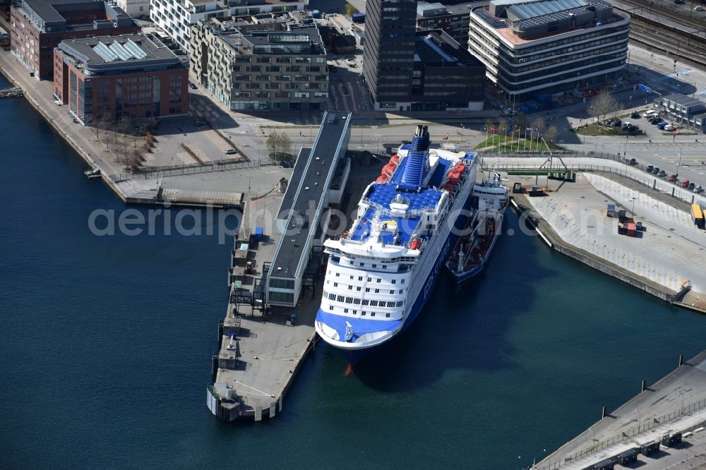 Aerial image Kopenhagen - Passenger ship Faehre of Det Forenede Donpskibs-Selskab on DFDS Copenhagen Terminal in Copenhagen in Region Hovedstaden, Denmark