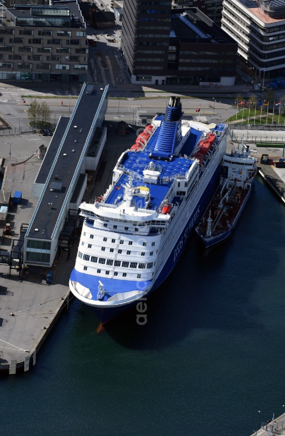 Aerial photograph Kopenhagen - Passenger ship Faehre of Det Forenede Donpskibs-Selskab on DFDS Copenhagen Terminal in Copenhagen in Region Hovedstaden, Denmark