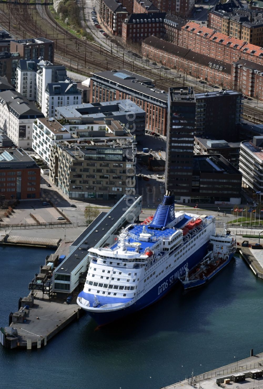 Aerial image Kopenhagen - Passenger ship Faehre of Det Forenede Donpskibs-Selskab on DFDS Copenhagen Terminal in Copenhagen in Region Hovedstaden, Denmark