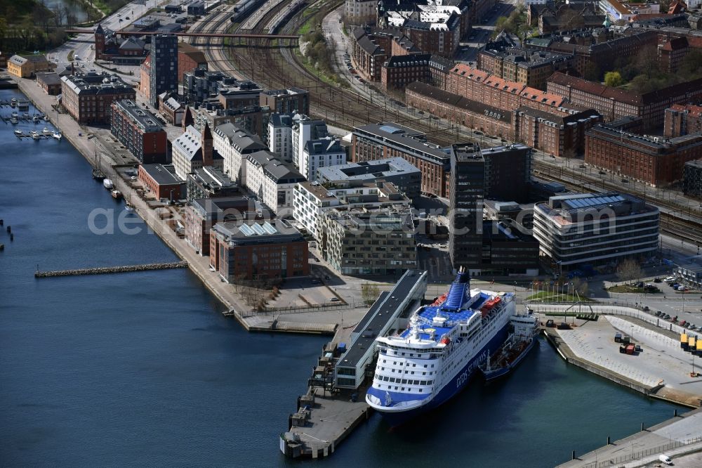 Aerial photograph Kopenhagen - Passenger ship Faehre of Det Forenede Donpskibs-Selskab on DFDS Copenhagen Terminal in Copenhagen in Region Hovedstaden, Denmark