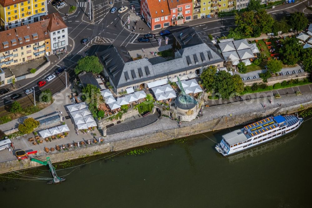 Aerial photograph Würzburg - Passenger ship in front of the gastronomy - restaurant - building with the Brauerei-Gasthof Alter Kranen in the district Altstadt in Wuerzburg in the state Bavaria, Germany