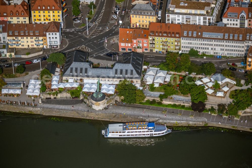 Aerial image Würzburg - Passenger ship in front of the gastronomy - restaurant - building with the Brauerei-Gasthof Alter Kranen in the district Altstadt in Wuerzburg in the state Bavaria, Germany